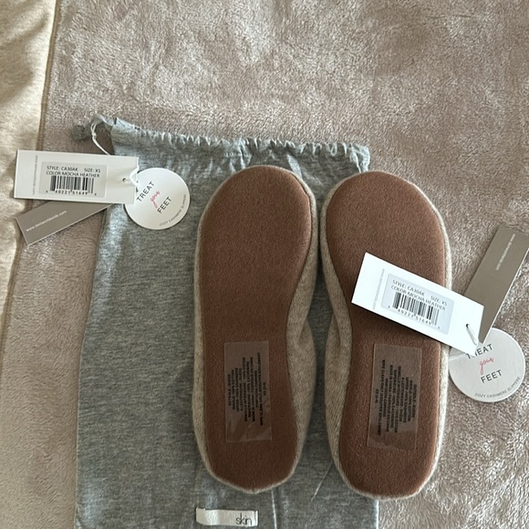 Skin Worldwide 100% Cashmere Slippers with Suede Sole - Picture 4 of 5